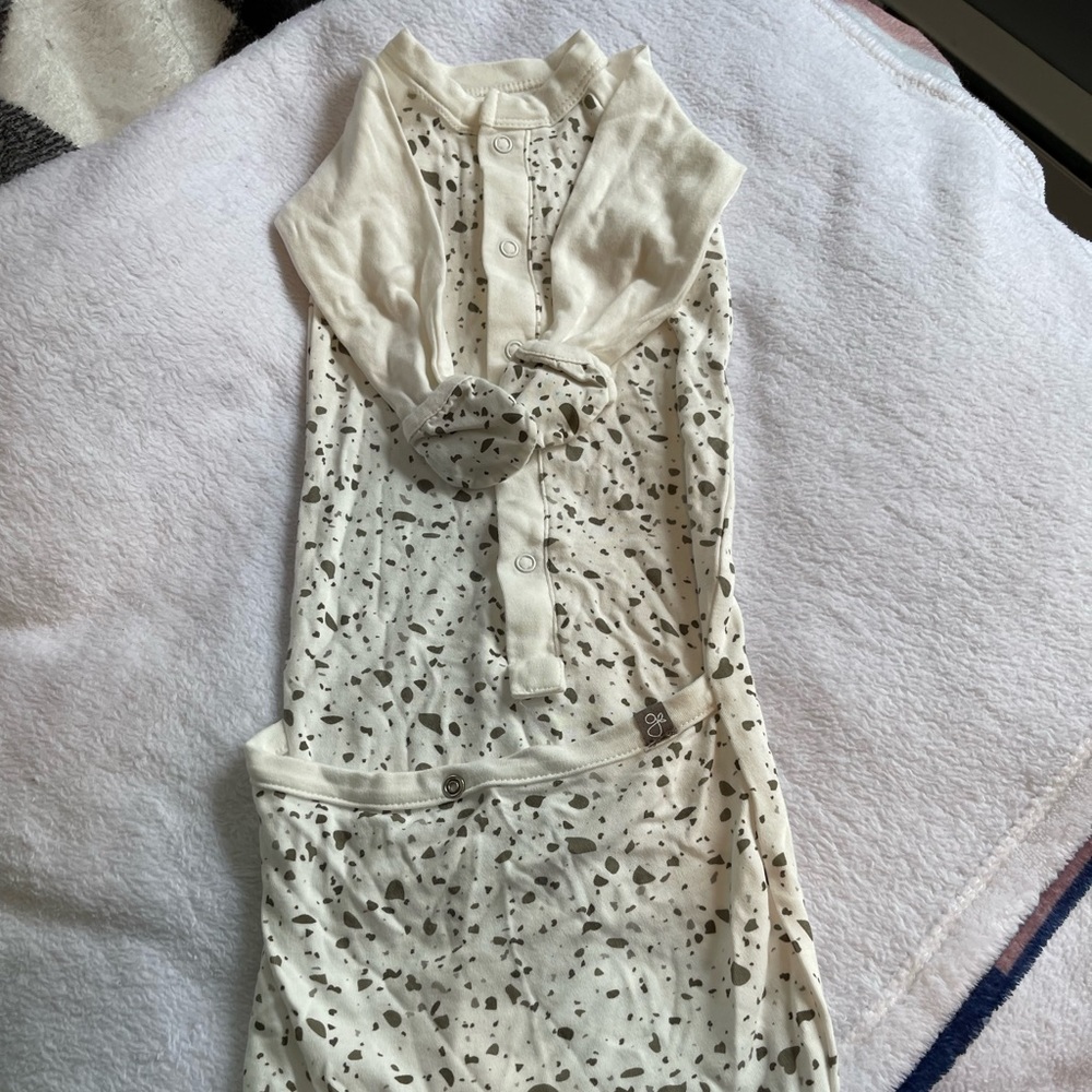 Goumi infant gown